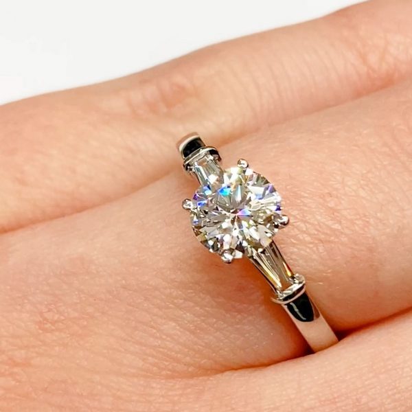 Brilliant cut diamond with 2 baguettes ring