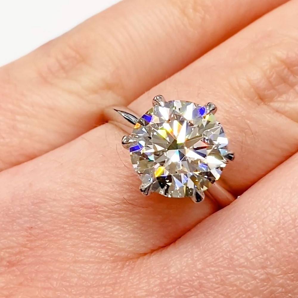 180869 - 1000x1000 An original Holloway Design is this gorgeous 4ct solitaire engagement ring. The diamond is a round brilliant cut 4.25ct